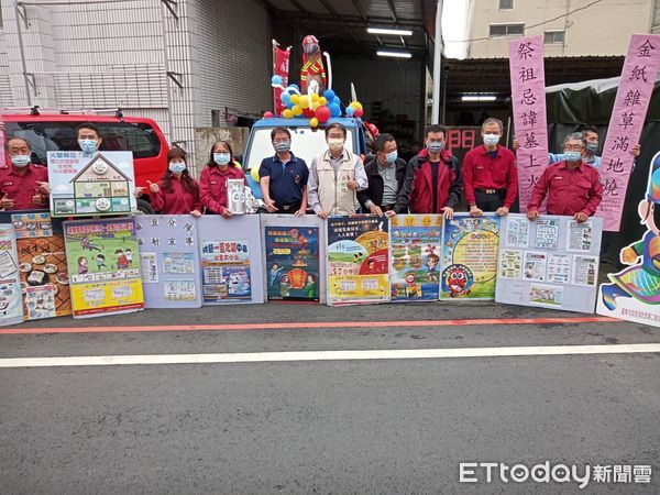 ▲台南市消防局第二大隊麻豆分隊，布置「別讓龍龍生氣氣」宣導車，利用妝扮俏皮的消防噴水龍玩偶，搭配Q版市長及標語布條結合廣播、電視牆播放影片進行宣導。（圖／記者林悅翻攝，下同）