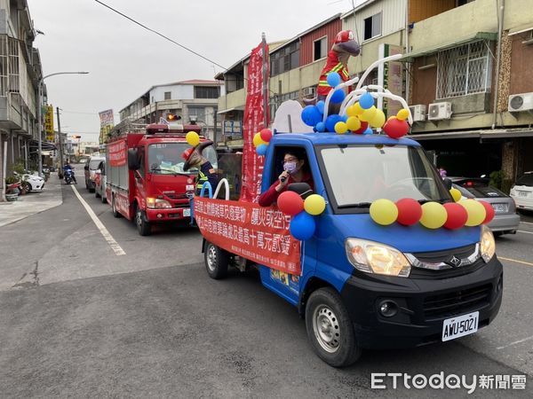 ▲台南市消防局第二大隊麻豆分隊，布置「別讓龍龍生氣氣」宣導車，利用妝扮俏皮的消防噴水龍玩偶，搭配Q版市長及標語布條結合廣播、電視牆播放影片進行宣導。（圖／記者林悅翻攝，下同）