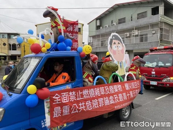 ▲台南市消防局第二大隊麻豆分隊，布置「別讓龍龍生氣氣」宣導車，利用妝扮俏皮的消防噴水龍玩偶，搭配Q版市長及標語布條結合廣播、電視牆播放影片進行宣導。（圖／記者林悅翻攝，下同）