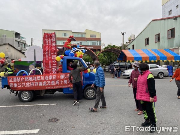 ▲台南市消防局第二大隊麻豆分隊，布置「別讓龍龍生氣氣」宣導車，利用妝扮俏皮的消防噴水龍玩偶，搭配Q版市長及標語布條結合廣播、電視牆播放影片進行宣導。（圖／記者林悅翻攝，下同）