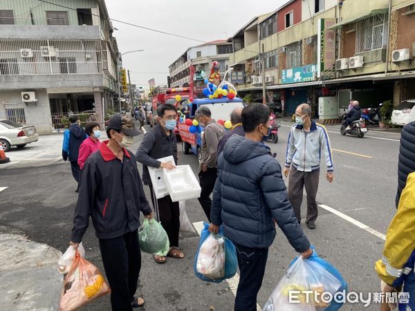 ▲台南市消防局第二大隊麻豆分隊，布置「別讓龍龍生氣氣」宣導車，利用妝扮俏皮的消防噴水龍玩偶，搭配Q版市長及標語布條結合廣播、電視牆播放影片進行宣導。（圖／記者林悅翻攝，下同）