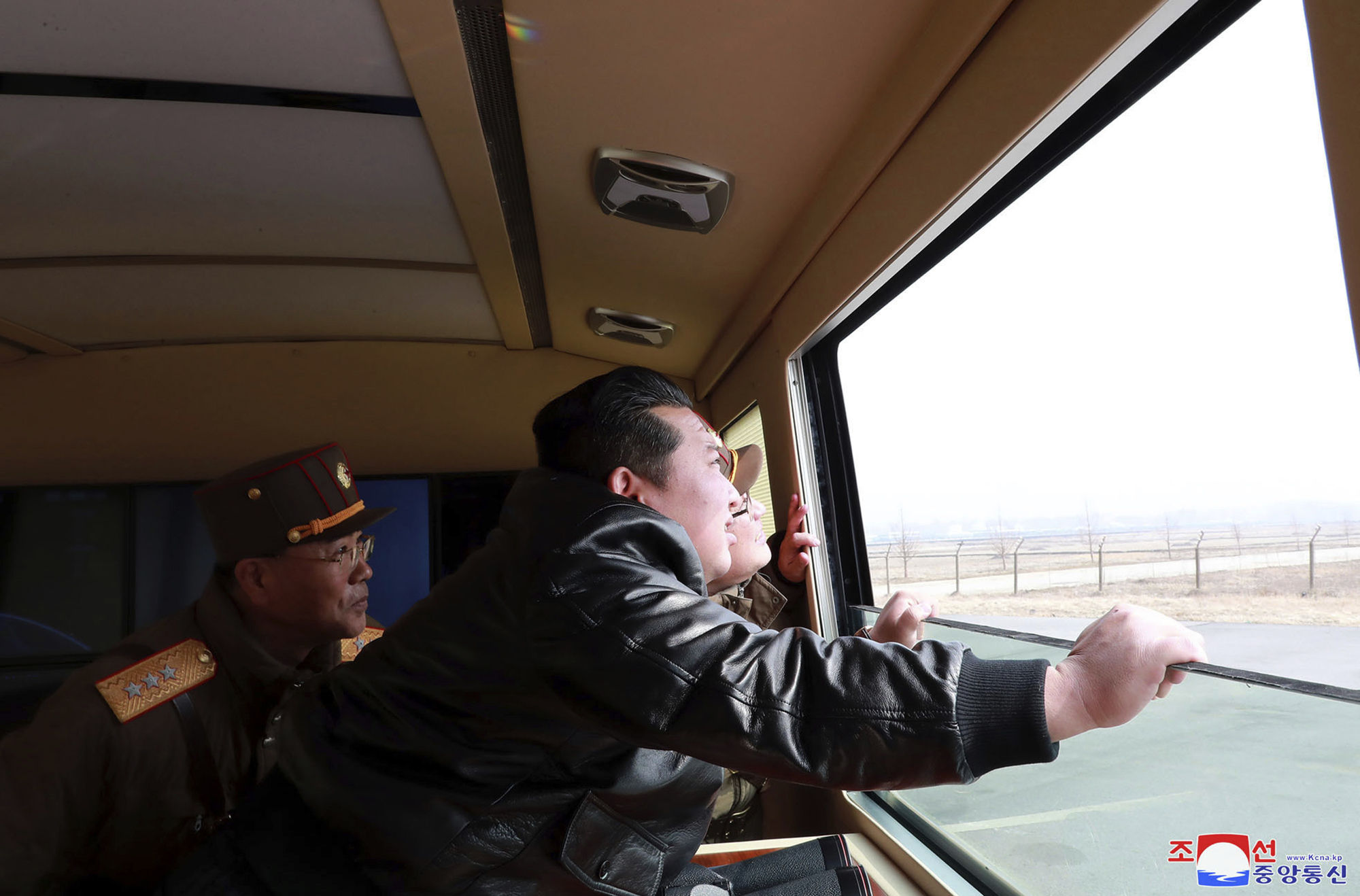 ▲▼北韓24日下午試射洲地彈道飛彈「火星-17型」。（圖／達志影像／美聯社）