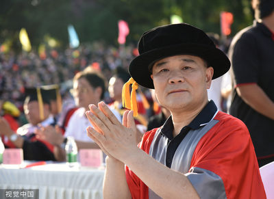 李書福辭任吉利汽車董事長 公司邁入職業經理人時代