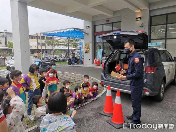 ▲台東市立幼兒園參訪寶桑派出所。（圖／記者楊漢聲翻攝）