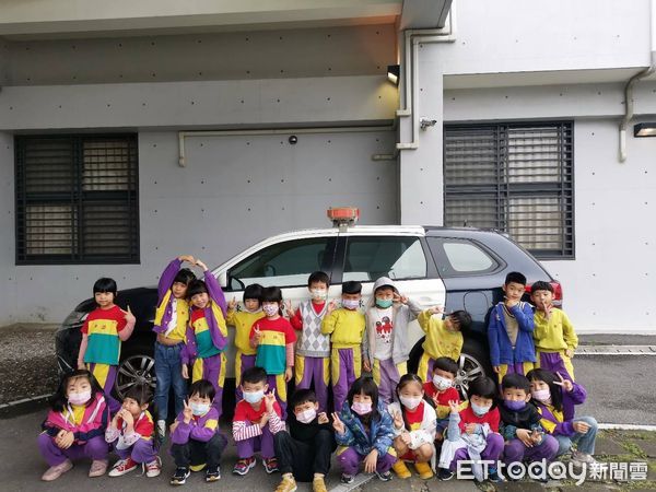 ▲台東市立幼兒園參訪寶桑派出所。（圖／記者楊漢聲翻攝）