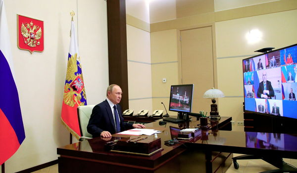 ▲▼俄羅斯總統普丁24日與多名官員開視訊會議。（圖／路透）