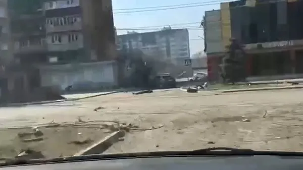 烏克蘭人開車逃市區「上路得先閃死屍」　馬力波煉獄景象曝光。（圖／翻攝自Twitter）