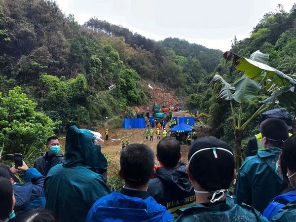 ▲東航事故家屬輪流進入山裡，期待有奇蹟發生。（圖／翻攝中新網）