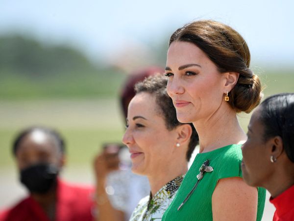亮・珠寶／凱特王子妃做時尚外交　戴牙買加送女王的蜂鳥胸針吸睛 | ET