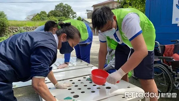 ▲國立關山工商學生，清潔消毒長者生活需求輔具           。（圖／記者楊漢聲翻攝）