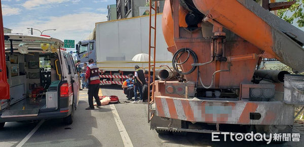 ▲台南市麻豆區麻佳路中午發生1起貨櫃車、水泥土車相撞事故，消防人員破壞車門將受傷的馮姓駕駛人搶救脫困，由救護車送麻豆新樓醫院救治中。（圖／民眾提供，下同）