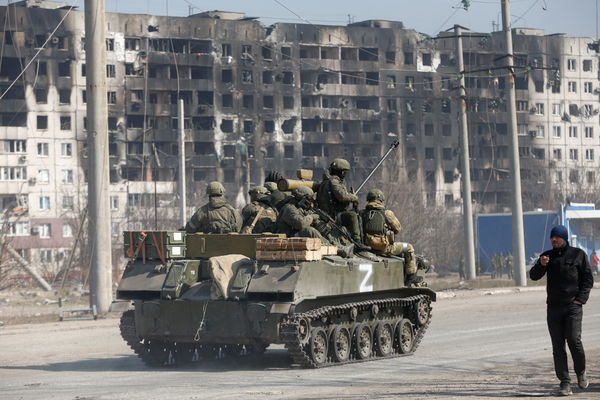 ▲▼ 馬力波街頭親俄軍隊裝甲車 。（圖／路透）