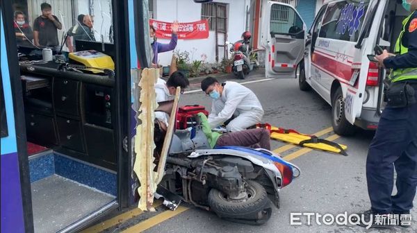 ▲遊覽車機車發生擦撞。（圖／記者楊漢聲翻攝）