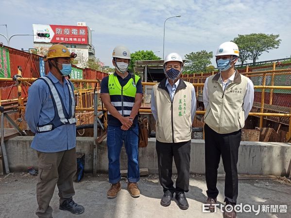 ▲台南市勞工局局長王鑫基，帶領台南市職安健康處檢查員及南區職安中心人員，針對台電在台南市永康及仁德區域內之作業場所進行檢視，發現共有11處缺失，2處停工、裁罰11萬元。（圖／記者林悅翻攝，下同）