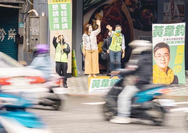 ▲▼民進黨立委林靜儀陪同新北市議員參選人黃韋鈞站路口。（圖／黃韋鈞臉書）