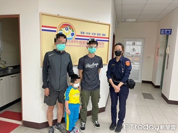 ▲枋寮警分局佳冬分駐所警員黃玉欣、戴中原迅速查出楊男身分，通知他領回錢包。（圖／記者陳崑福翻攝，下同）