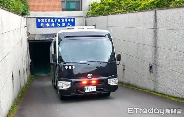 ▲▼童仲彥搭囚車前往宜蘭監獄 。（圖／記者游芳男攝）