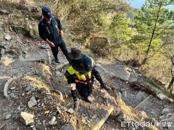 ▲登山客獨攀郊山誤判路徑迷途，竹崎警急救援。（圖／竹崎分局提供）