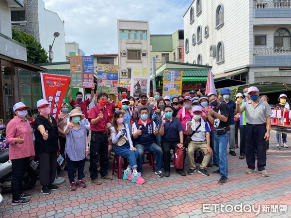 ▲第六大隊安平分隊於安平文朱殿廣場辦理防火訓練及宣導，除訓練滅火器操作外，也提醒民眾、商家用火用電的管理及防火巷道管理維護的重要性。（圖／記者林悅翻攝，下同）