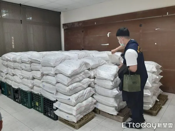 ▲▼佛跳牆過期1年多還供團膳　稽查員開倉庫傻眼：全都過期。（圖／記者許宥孺翻攝）