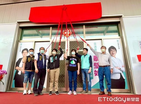 ▲台南市議員安南區參選人陳詩薇，26日與立委蔡壁如舉行安南區聯合服務處揭牌儀式，這也是2022九合一選舉民眾黨插旗台南的第一個灘頭堡。（圖／記者林悅翻攝，下同）