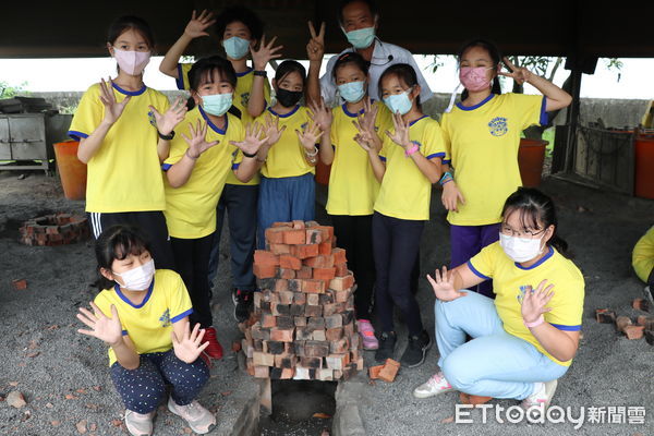 ▲南大附小等四校師生校際共學，探訪電動公車及下營在地好食材燻茶鵝，了解畜電共生，讓學童學習到正確運用能源有助於永續環境。（圖／記者林悅攝，下同）