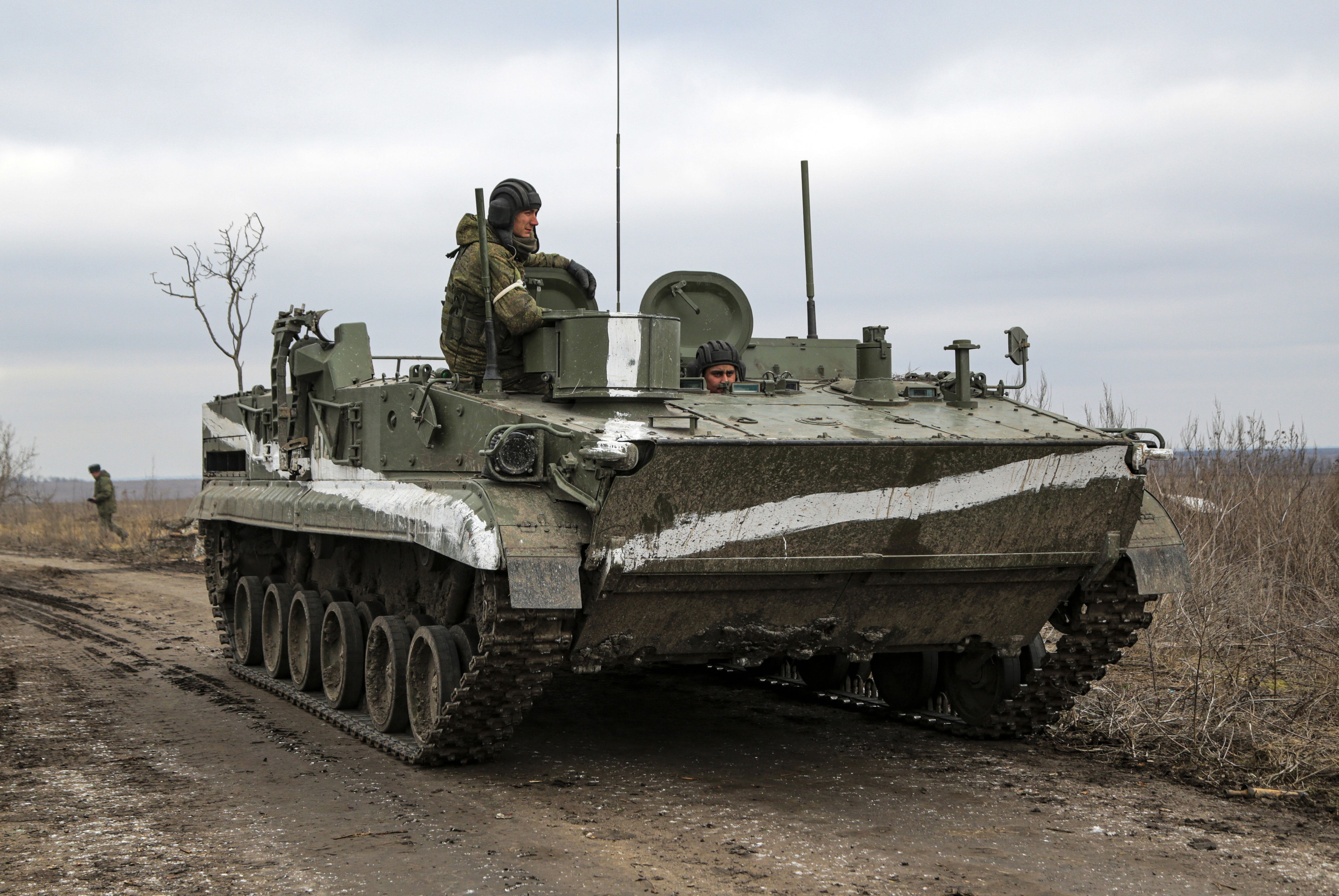 ▲▼一輛裝甲車在烏克蘭東部由親俄武裝份子控制的頓涅茨克地區行駛。（圖／達志影像／美聯社）