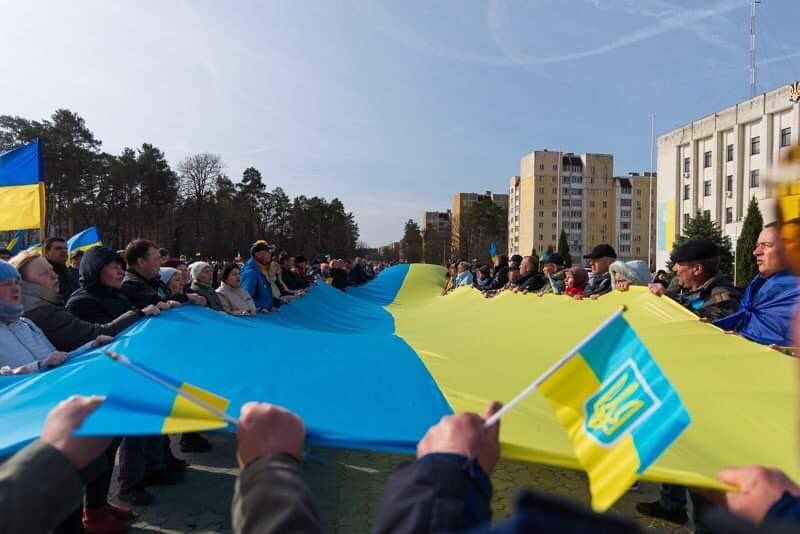 ▲▼烏克蘭市民上街抗議，無懼俄軍開槍丟手榴彈，成功逼俄軍妥協。（圖／翻攝推特「@OstapYarysh」）