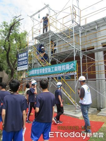 ▲台南市勞工局26日結合台南高工校慶活動辦理「5D工安演練觀摩宣導會暨施工架贈與儀式」，台灣施工架安全協會理事長李祥正代表致贈施工架一座予台南高工供學校教學使用。（圖／記者林悅翻攝，下同）