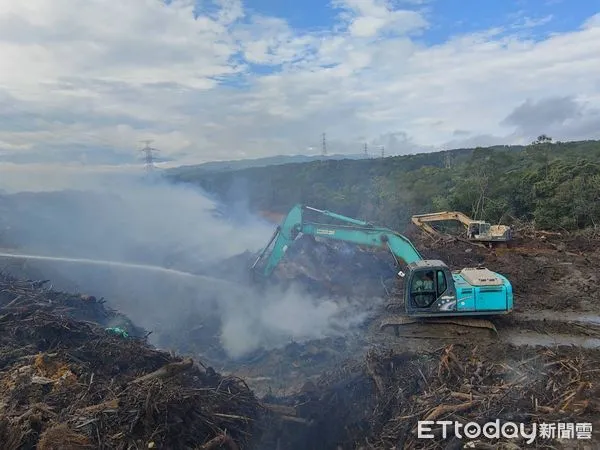 ▲關西牛欄河空地連燒9天　可燃廢棄物撲滅難！怪水開挖助降溫。（圖／記者陳凱力翻攝）