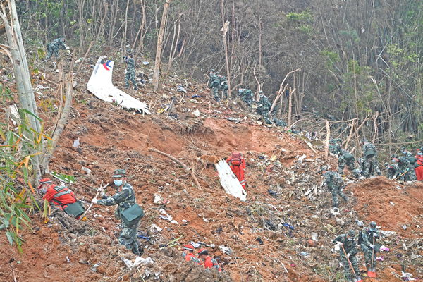 ▲▼中國東方航空班機在廣西失事墜毀現場。（圖／路透）