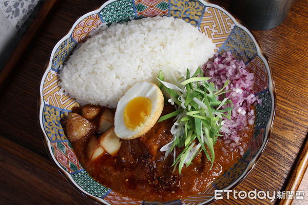 ▲秘制香料粉經過28天熟成　通庵美味咖哩中永和也吃得到。（圖／記者黃士原攝）