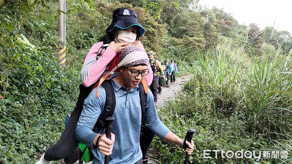 ▲屏東縣府消防局消救援人員將女山友揹負下山             。（圖／記者陳崑福翻攝，下同）