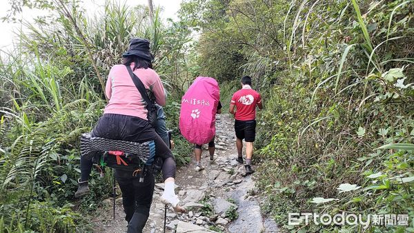 ▲屏東縣府消防局消救援人員將女山友揹負下山             。（圖／記者陳崑福翻攝，下同）