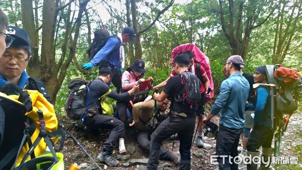 ▲屏東縣府消防局消救援人員將女山友揹負下山             。（圖／記者陳崑福翻攝，下同）