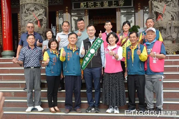 ▲台南山西宮主委歐明堃（左2）陪同立委蘇巧慧（左3）、參選人朱明宏（左4），向關帝聖君上香祈福。（圖／記者林悅翻攝，下同）