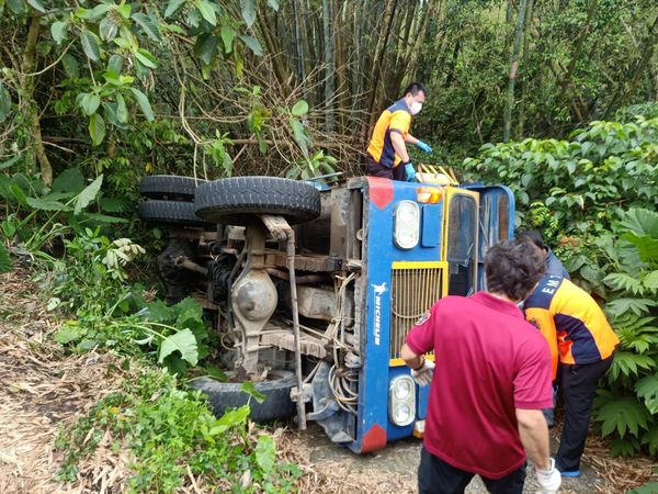 ▲台南市東山區上午發生60歲何姓民眾駕鐵牛車不慎跌落路約2公尺深落差的山路，鐵牛車翻覆，人員受困於車內， 消防人員搶救傷者脫困送醫。（圖／民眾提供，下同）