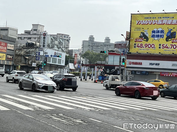 ▲台南市永康區中正南路與中華路口，中華路口號誌燈桿上確置有「機車兩段式左轉」圖示，但因設置在路口中間汽車道上方，需從較遠處機車族才會注意到該圖式。（圖／記者林悅攝，下同）