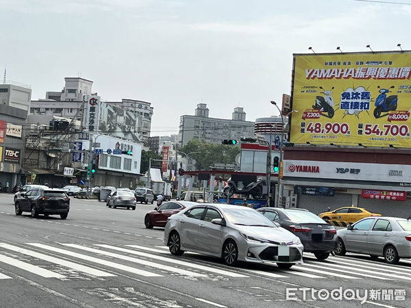 ▲台南市永康區中正南路與中華路口，中華路口號誌燈桿上確置有「機車兩段式左轉」圖示，但因設置在路口中間汽車道上方，需從較遠處機車族才會注意到該圖式。（圖／記者林悅攝，下同）