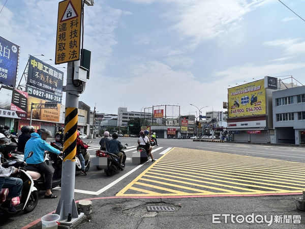 ▲台南市永康區中正南路與中華路口，中華路口號誌燈桿上確置有「機車兩段式左轉」圖示，但因設置在路口中間汽車道上方，需從較遠處機車族才會注意到該圖式。（圖／記者林悅攝，下同）