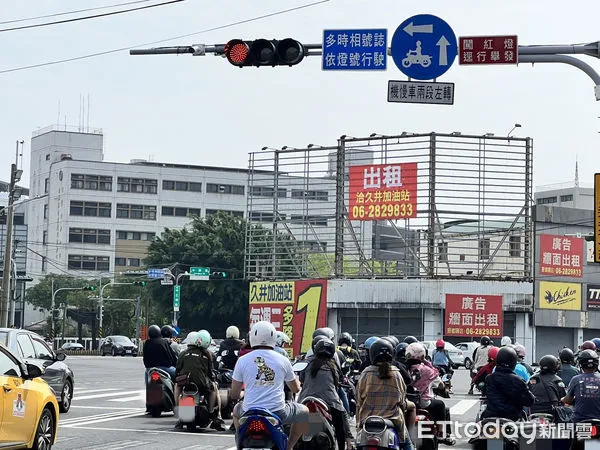 ▲台南市永康區中正南路與中華路口，中華路口號誌燈桿上確置有「機車兩段式左轉」圖示，但因設置在路口中間汽車道上方，需從較遠處機車族才會注意到該圖式。（圖／記者林悅攝，下同）