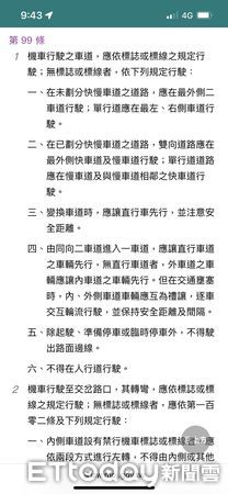 ▲台南市永康區中正南路與中華路口，中華路口號誌燈桿上確置有「機車兩段式左轉」圖示，但因設置在路口中間汽車道上方，需從較遠處機車族才會注意到該圖式。（圖／記者林悅攝，下同）