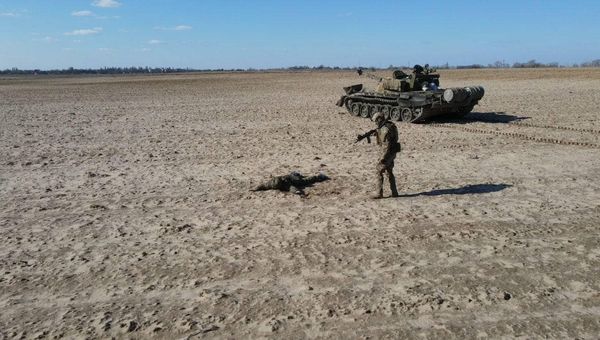 ▲▼俄羅斯士兵米沙開著坦克來向烏克蘭投降。（圖／翻攝自推特）