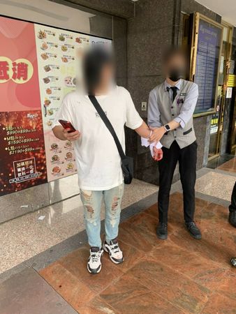 ▲▼3名男子在KTV結束後，為了5千多元酒錢喬不攏互毆，2人濺血跑向櫃檯求救。（圖／民眾提供）