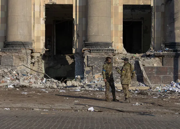 ▲▼ 烏克蘭2名士兵站在受損的行政大樓前方。（圖／達志影像／newscom）