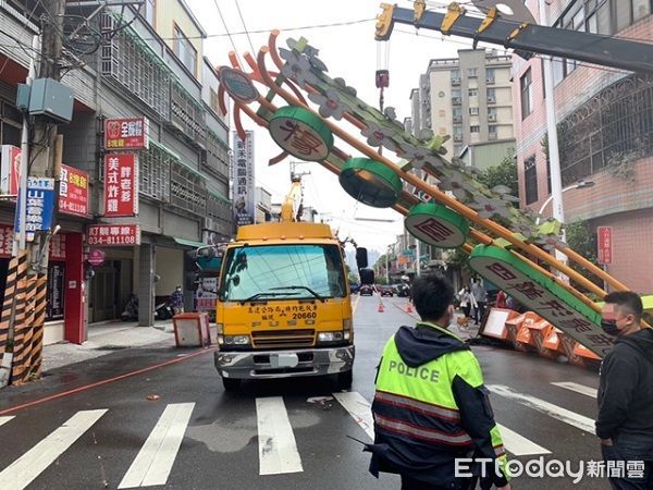 ▲拖吊車因吊桿未收將牌樓整個撞掉。（圖／楊梅警分局提供）