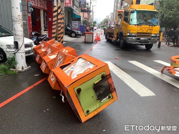 ▲▼整個牌樓倒在馬路上。（圖／楊梅警分局提供）