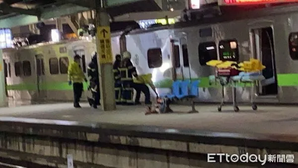 ▲▼中壢火車站旅客落軌。（圖／民眾提供）