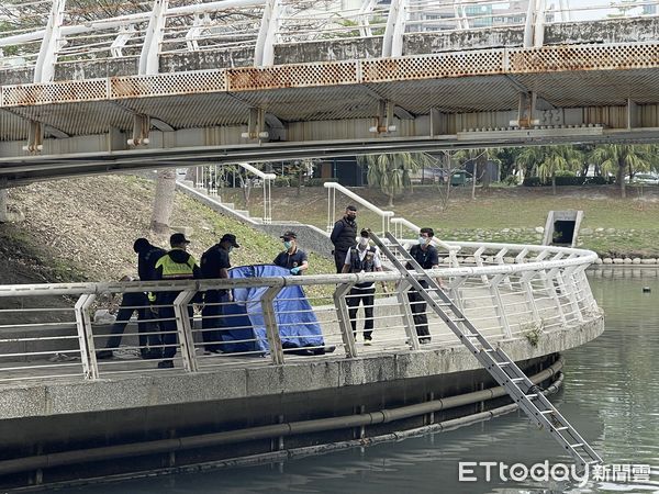 ▲▼高雄愛河之心28日上午發現一具男性浮屍。（圖／記者吳世龍攝）