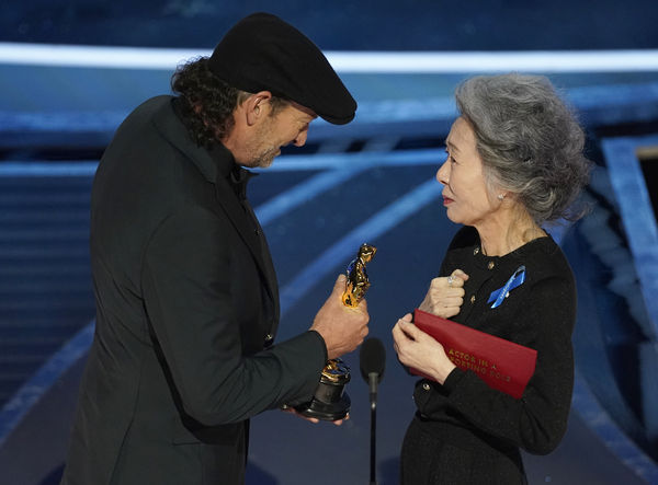 ▲ At the 94th Academy Awards, Yoon Yoo-jung presented Troy Cotesoul with the Supporting Actor Award.  (Photo/Dazhi Image/Associated Press)